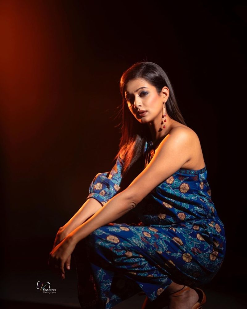 ఈ షోకి సంబంధించి నిర్వహించే ఫోటో షూట్లలో కత్తిలాంటి ఫోటోలను పంచుకుంటూ అబ్బురపరుస్తుంది ప్రియమణి.