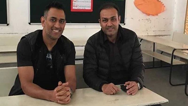 মজাদার টুইটে বীরেন্দ্র শেহওয়াগও লেখেন,'মহেন্দ্র কথার অর্থ আকাশের রাজা। ধোনি আকাশে বড় বড় ছক্কা হাঁকিয়ে আকাশকে তো খুশি করেইছে। মাটির উপর এতো মানুষের ভালবাসা অর্জন করে মাটিকেও খুশি করেছে। এই ধরনের ক্রিকেটার এক যুগে একবারই আসে।'
