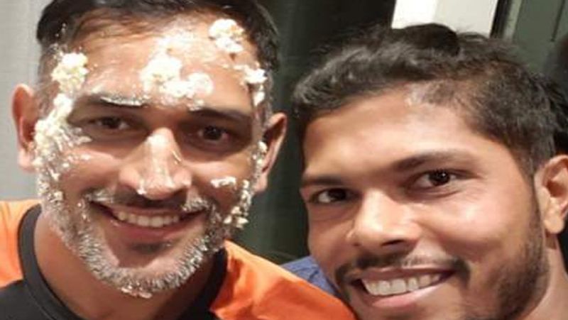 ক্রিকেটার উমেশ যাদব বলেছেন, 'অন্যতম সেরাকে জন্মদিনের শুভেচ্ছা। অনেক লোকের জন্য অনুপ্রেরণা। মাহি ভাই।'
