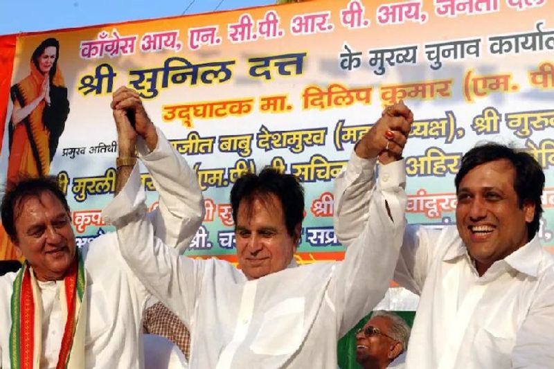 पंडित जवाहरलाल नेहरू को दिलीप कुमार अपना आर्दश बताते थे। उन्होंने कांग्रेस में कई नेताओं के लिए प्रचार और रैलियां भी की थीं। वह कांग्रेस की तरफ से राज्यसभा सदस्य भी रहे हैं। तस्वीर एक चुनावी रैली की है, जब वह सुनील दत्त के प्रचार के लिए गए हुए थे।
