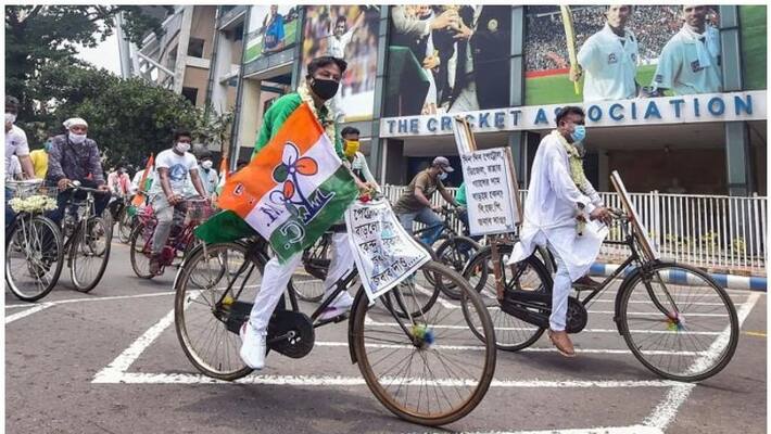 west bengal minister traveled on cycle for protest against fuel hike price west bengal minister traveled on cycle for protest against fuel hike price