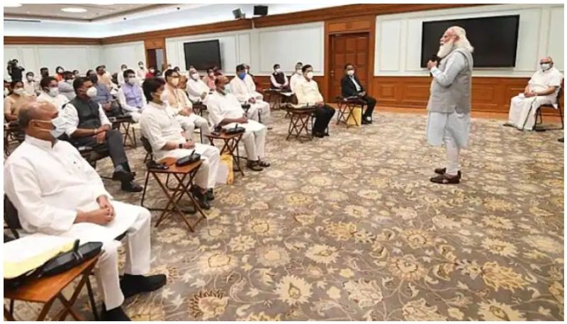 പ്രധാനമന്ത്രി നരേന്ദ്ര മോദിയുടെ രണ്ടാം കേന്ദ്ര മന്ത്രിസഭയിലെ പുതിയ അംഗങ്ങൾ ഇന്ന് വൈകിട്ട് ആറിന് സത്യപ്രതിജ്ഞ ചെയ്യും.രാഷ്ട്രപതി ഭവനിൽ സത്യപ്രതിജ്ഞാ ചടങ്ങിന് മണിക്കൂറുകൾക്ക് മുമ്പാണ് മന്ത്രിസഭാ പുനഃസംഘടനയുടെ ആദ്യ ഫോട്ടോകൾ പുറത്തുവന്നത്.