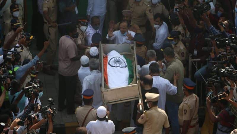 दिलीप कुमार की बॉडी को तिरंगे में लपेटा गया। उनका अंतिम संस्कार पूरे राजकीय सम्मान के साथ किया गया। 
