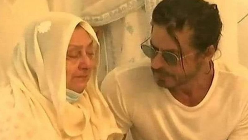 दिलीप कुमार और सायरा बानो, शाहरुख खान को अपना बेटा मानते थे। शाहरुख अक्सर उनसे मिलने घर जाया करते थे। गम के मौके पर शाहरुख अपनी मां सायरा बानो के करीब रहे। 