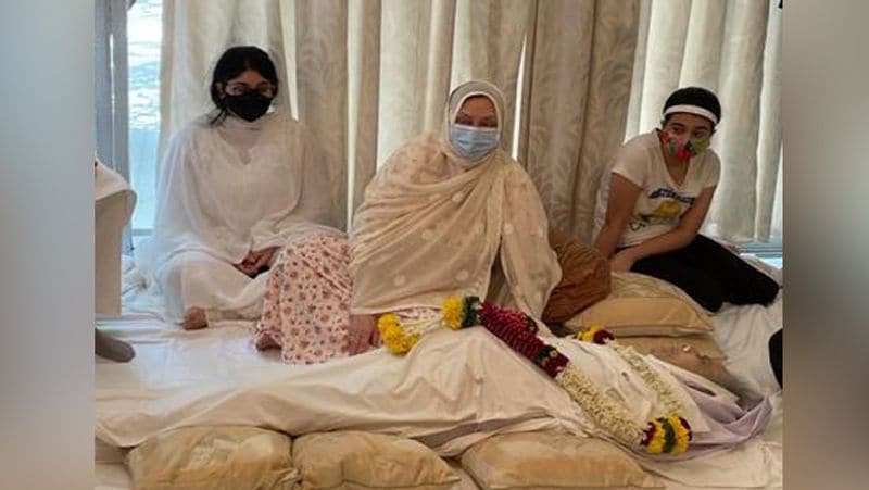 दिलीप कुमार और सायरा बानो के बीच 22 साल का अंतर था। बावजूद इसके दोनों का प्यार कभी कम नहीं हुआ। सायरा बानो, दिलीप साहब को कभी अकेला नहीं छोड़ती थी। इतना ही वे उन्हें अपना कोहिनूर कहती थी। 