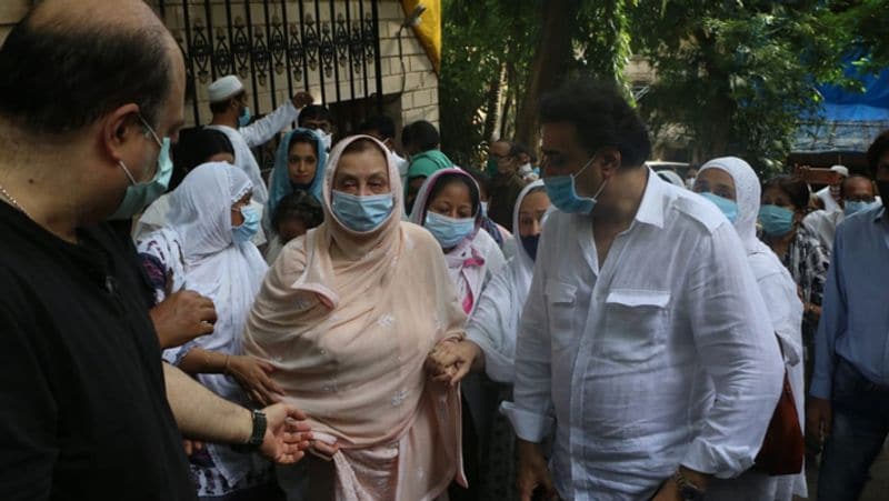 पति के अंतिम संस्कार में सायरा बानो की हालत काफी खराब थी। वे खुद से चल भी नहीं पा रही थी। उन्हें हाथ पकड़कर सहारा देना पड़ा। 