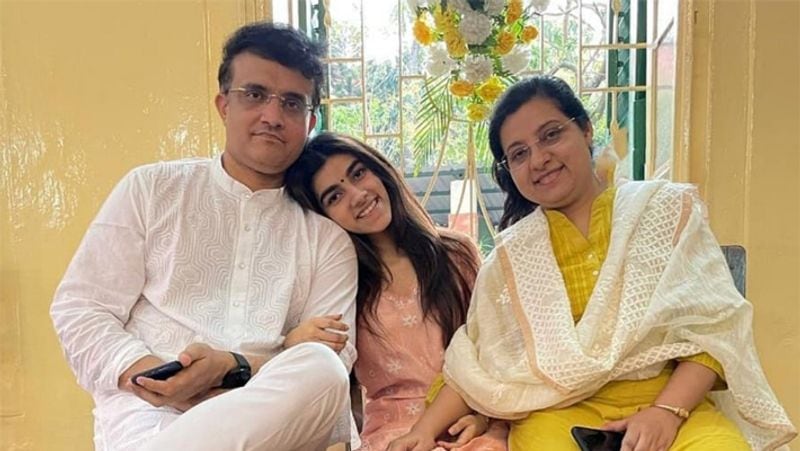 कोलकाता का सबसे अमीर परिवार
सौरव गांगुली का जन्म 8 जुलाई 1972 को कोलकाता में हुआ था। वह कोलकाता के बड़े प्रिंटिंग बिजनेसमैन चंडीदास और निरूपा गांगुली के छोटे बेटे हैं। उनके परिवार की गिनती यहां के सबसे अमीर परिवारों में होती है। सौरव गांगुली को प्रिस ऑफ कोलकाता भी कहा जाता है।
