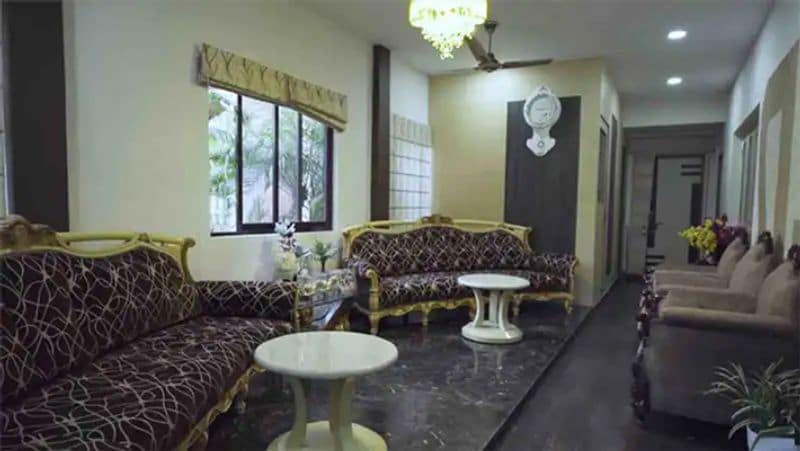 बंगाली संस्कृति झलक
इस घर के इंटीरियर का पूरा काम बंगाली संस्कृति और आर्ट से किया गया है। इसके अलावा पूरे घर में लकड़ी की चीजों से शानदार सजावट की गई है। 'प्रिंस ऑफ कोलकाता' सौरव गांगुली ने कभी भी इस घर को छोड़कर कहीं और रहने के बारे में नहीं सोचा। 