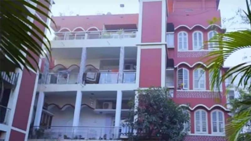 गांगुली के घर का पता
गांगुली का कोलकाता शहर में एक महलनुमा घर है। जिसका पता बेहाला, कोलकाता में बीरेन रॉय रोड है। घर का नंबर 2/6 है, जिसका पिन कोड 700034 है। पूर्व क्रिकेटर अपनी पत्नी डोना, बेटी सना और अपने परिवार के साथ यहीं रहते हैं।