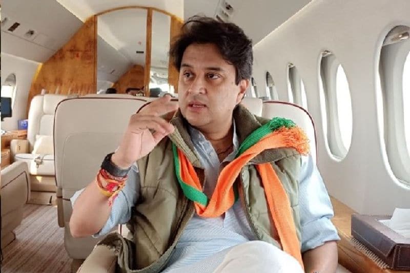 శాఖల కేటాయింపులో భాగంగా ఆయనకు పౌరవిమానయాన శాఖ అప్పగించారు. అయితే 30 ఏళ్ల క్రితం జ్యోతిరాదిత్య తండ్రి మాధవరావు సింధియా పౌరవిమానయాన శాఖ మంత్రిగా పనిచేశారు ఇప్పుడు అదే శాఖ బాధ్యతలు జ్యోతిరాదిత్య చేపట్టడం ఆసక్తికరం. 