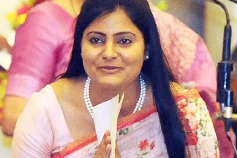 1. अनुप्रिया पटेल- 40 साल की अनुप्रिया पटेल उत्तर प्रदेश से हैं। 2014 से लोकसभा चुनाव में मिर्जापुर से चुनाव लड़ती हैं। वह 2016 से 2019 तक भारत सरकार के स्वास्थ्य और परिवार कल्याण मंत्रालय में राज्य मंत्री थीं। यूपी में सबसे बड़ा वोटबैंक पिछड़ों का है, इसिलए उनको साधने के लिए अनुप्रिया पटेल को मंत्री बनाया गया है।
