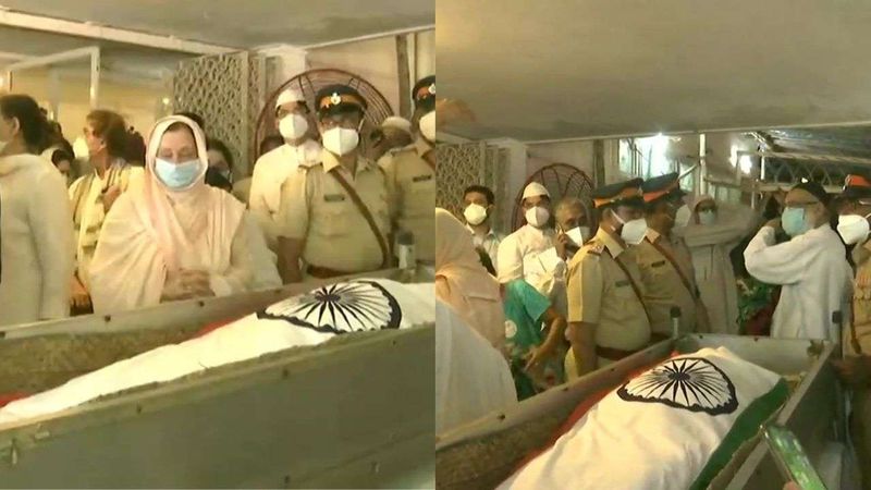 లెజెండరీ నటులు దిలీప్ కుమార్ అంతిమ వీడ్కోలు దృశ్యాలు.