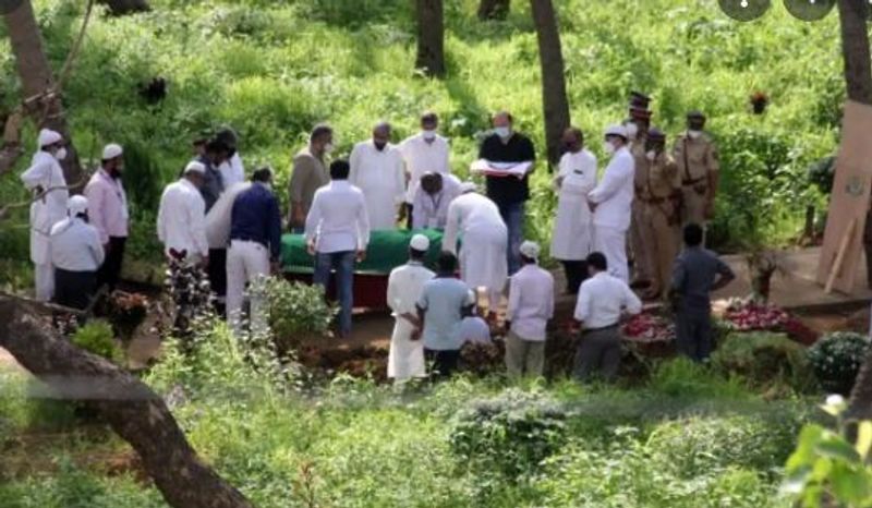 లెజెండరీ నటులు దిలీప్ కుమార్ అంతిమ వీడ్కోలు దృశ్యాలు.
