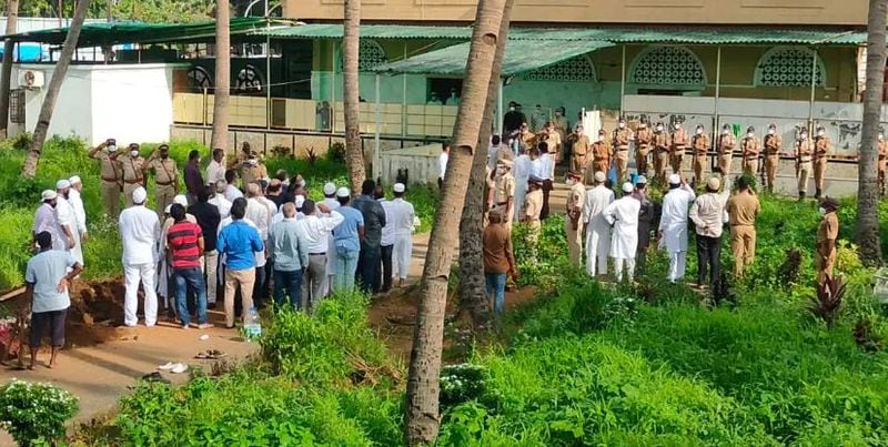 లెజెండరీ నటులు దిలీప్ కుమార్ అంతిమ వీడ్కోలు దృశ్యాలు.