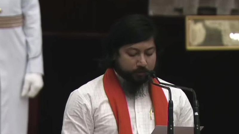 निसिथ प्रमाणिक
35 साल के निसिथ प्रमाणिक पश्चिम बंगाल के कूचबिहार से लोकसभा सांसद हैं, जो सांसद के रूप में अपना पहला कार्यकाल पूरा कर रहे हैं। उन्होंने सरकारी स्कूल से टीचर के रूप में काम भी किया है। उनके पास बीसीए की डिग्री है।