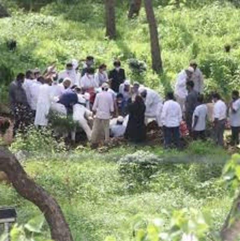 లెజెండరీ నటులు దిలీప్ కుమార్ అంతిమ వీడ్కోలు దృశ్యాలు.