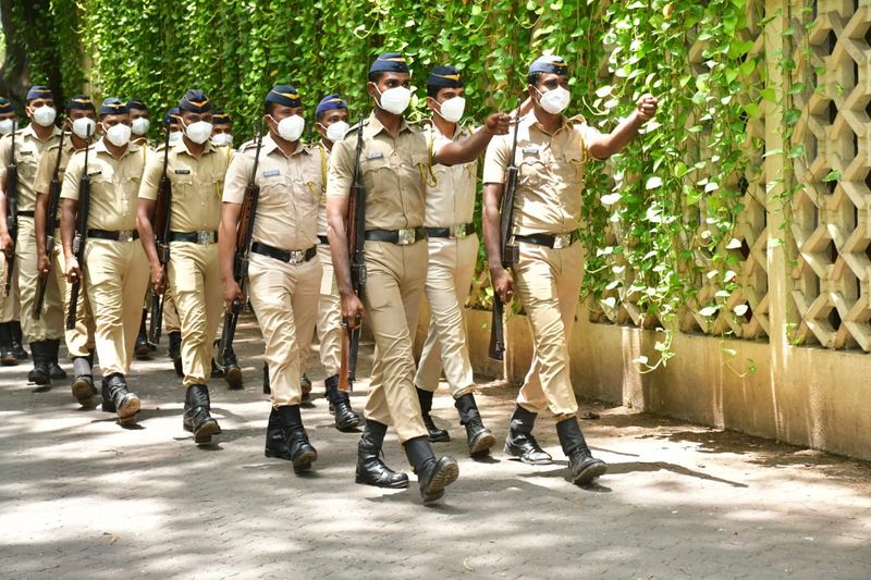 లెజెండరీ నటులు దిలీప్ కుమార్ అంతిమ వీడ్కోలు దృశ్యాలు.