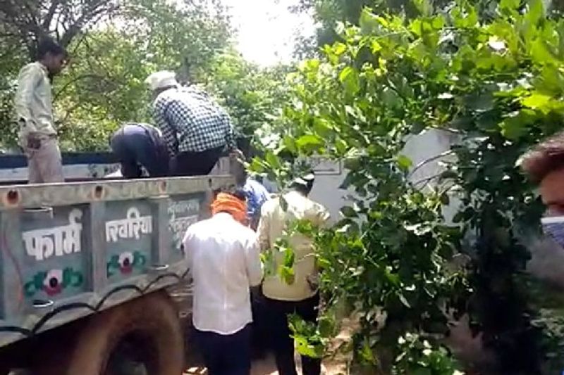 यह वारदात इतनी बेरहमी से की गई है कि शव देखकर पुलिस भी शॉक्ड हो गई। आरोपियों ने मृतक का बेरहमी से चेहरा और जबड़ा काटकर उसकी हत्या कर दी। हत्या के बाद चेहरा इतना वीभत्स हो गया था कि देखने वालों ने अपनी आंखें बंद कर ली।
