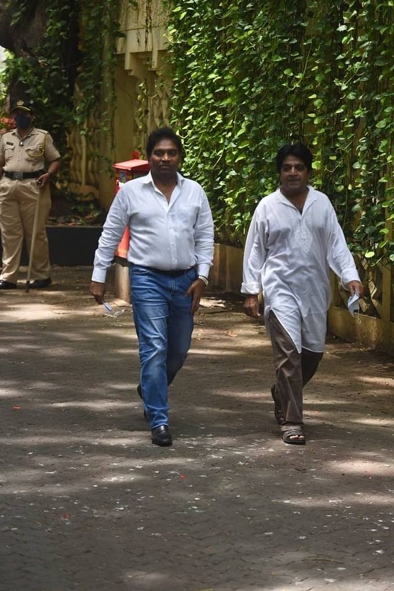 దిలీప్ కుమార్ని కడసారి చూసేందుకు కదిలి వచ్చిన బాలీవుడ్ ప్రముఖులు.
