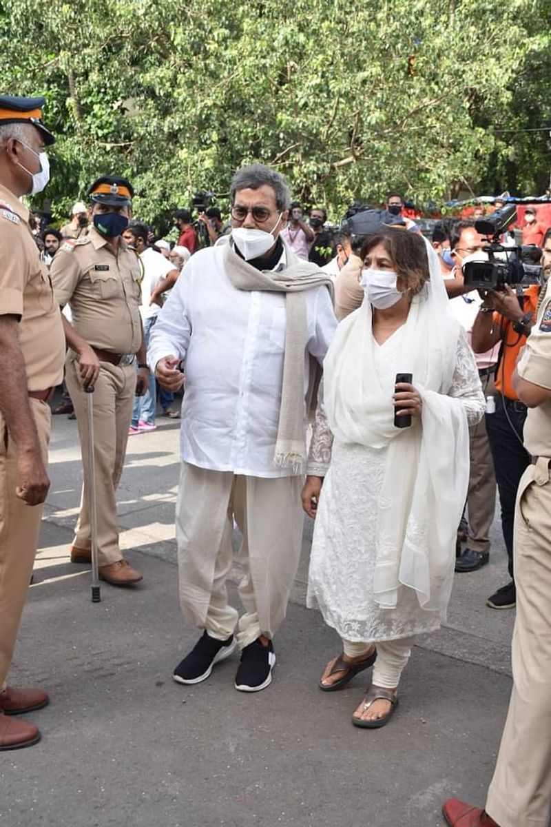 దిలీప్ కుమార్ని కడసారి చూసేందుకు కదిలి వచ్చిన బాలీవుడ్ ప్రముఖులు.