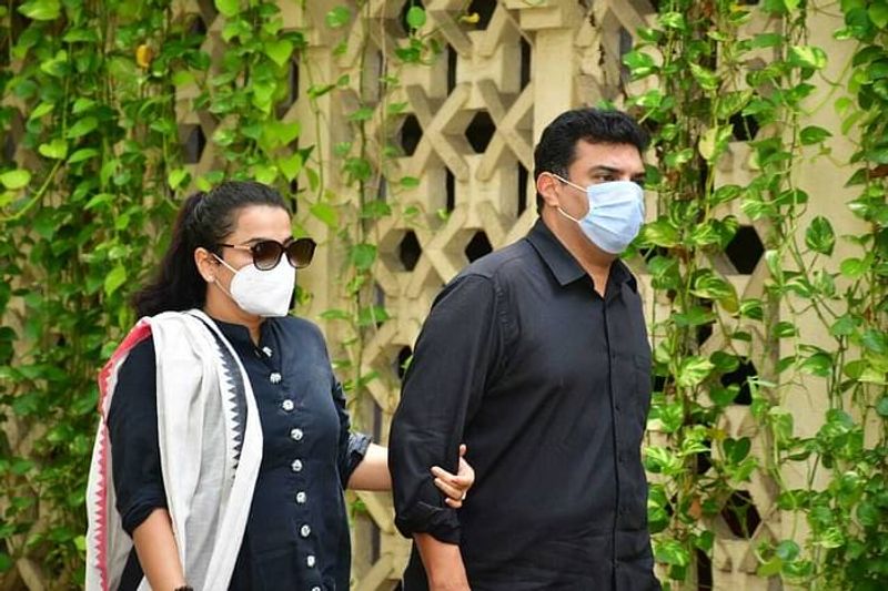 దిలీప్ కుమార్ని కడసారి చూసేందుకు కదిలి వచ్చిన బాలీవుడ్ ప్రముఖులు.