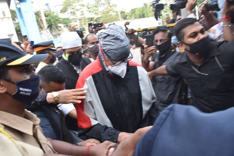దిలీప్ కుమార్ని కడసారి చూసేందుకు కదిలి వచ్చిన బాలీవుడ్ ప్రముఖులు.