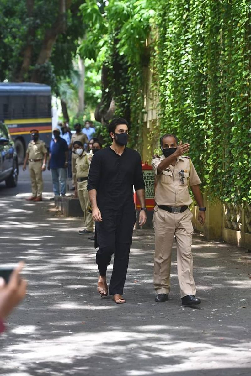 దిలీప్ కుమార్ని కడసారి చూసేందుకు కదిలి వచ్చిన బాలీవుడ్ ప్రముఖులు.