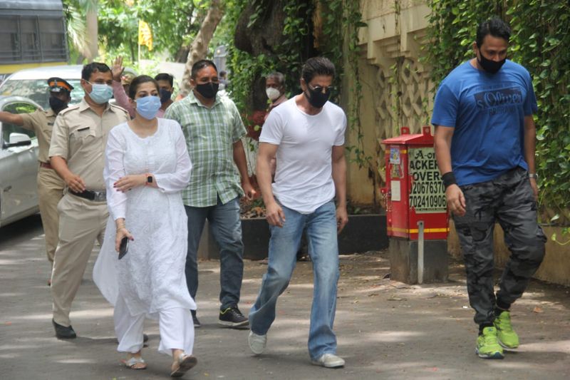 దిలీప్ కుమార్ని కడసారి చూసేందుకు కదిలి వచ్చిన బాలీవుడ్ ప్రముఖులు.