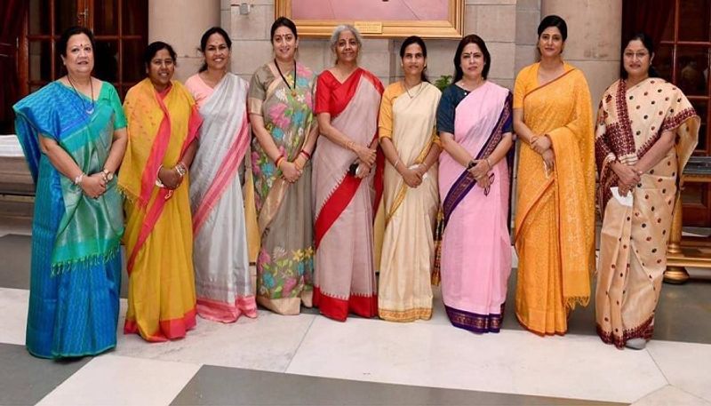 ఢిల్లీ : బుధవారం జరిగిన కేంద్ర కేబినెట్ విస్తరణలో మహిళలకు పెద్దపీట వేశారు ప్రధాని మోడీ. ఏకంగా 11 మంది మహిళలకు తన మంత్రివర్గంలో స్థానం ఇచ్చారు. కోవిడ్ ప్రోటోకాల్ మధ్య రాష్ట్రపతి భవన్ లో బుధవారం సాయంత్రం ప్రమాణస్వీకారం జరిగింది.