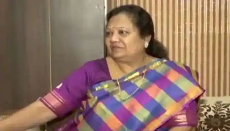 దర్శనా జర్దోష్ : గుజరాత్, సూరత్ నుండి లోక్ సభకు ఎంపిగా ఎన్నికయ్యారు దర్శనా జర్దోష్. ఆమె బ్లూ కలర్ సారీతో ఉల్టా పల్లు చీరతో ప్రమాణస్వీకారం చేశారు. ఆమె పక్కన ప్రతీమా భూమిక్, ఎరుపు రంగు అంచున్న పసుపు చీరలో అతి సాధారణంగా హాజరయ్యారు. 