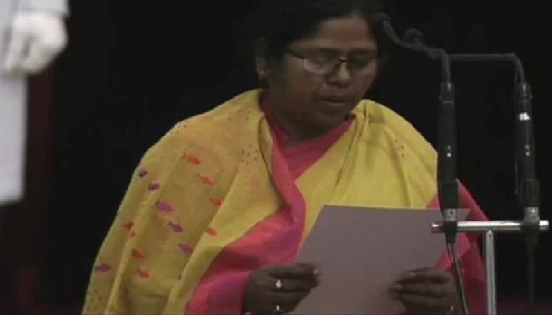 ఆమె పక్కన ప్రతీమా భూమిక్, ఎరుపు రంగు అంచున్న పసుపు చీరలో అతి సాధారణంగా హాజరయ్యారు. 