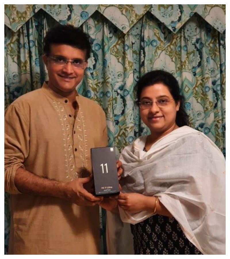 জন্মদিনের দিন রাতেই সৌরভকে স্পোশাল গিফট দেন ডৌনা গঙ্গোপাধ্যায়। একটি নতুন স্মার্ট ফোন। সেই ছবি সোশ্যাল মিডিয়ায় শেয়র করেন ডোনা গঙ্গোপাধ্যায়।