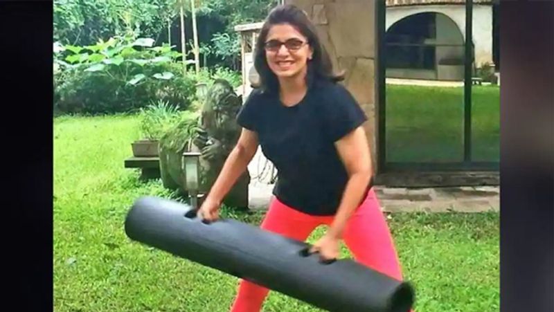 स्नैक्स में चाय के साथ 5 बादाम और राजगिरी की चिकी। शाम को सात बजे ईसबगोल की भूसी। डिनर में सूप या स्किम्ड मिल्क। रात को वे कम चीनी वाली डार्क चॉकलेट खाना पसंद करती हैं। घी और मक्खन से वे परहेज करती हैं।