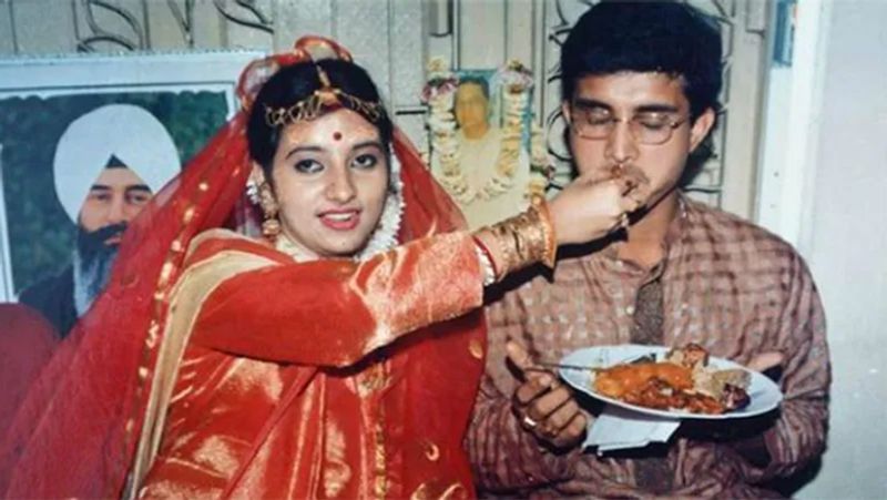 महीनों तक घरवालों से छुपाई अपनी शादी
इसके बाद गांगुली और डोना ने 12 अगस्त 1996 को सभी से छुपके कोर्ट मैरिज कर ली। दोनों ने इस बारे में अपने परिवारवालों को कुछ नहीं बताया था। हालांकि, दोनों की शादी के बारे में परिवार वालों को पता चल गया। इसके बाद काफी विरोध हुआ, लेकिन बाद में परिवार वाले झुक गए और डोना को बहू के रूप में अपनाने को तैयार हो गए।