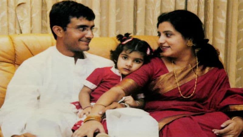 घर से भागकर की थी शादी
इसके बाद गांगुली ने घर वालों की मर्जी के बगैर शादी करने का फैसला किया। 1996 में इंग्लैंड टूर से लौटते ही दोनों ने एक फ्रेंड की मदद से कोर्ट मैरिज करने का प्लान बनाया। तीनों रजिस्ट्रार ऑफिस पहुंचे ही थे कि ये खबर मीडिया में फैल गई और बिना शादी किए ही उन्हें वापस आना पड़ा।