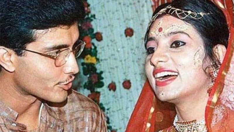 दोबारा शादी के बंधन में बंधे डोना-गांगुली
इसके बाद 21 फरवरी 1997 पूरे रीति-रिवाज के साथ को सौरव और डोना की दोबारा शादी हुई। लेकिन शादी के डेढ़ साल बाद ही ऐसा क्या हुआ कि दोनों का रिश्ता टूटने की कगार पर पहुंच गया।