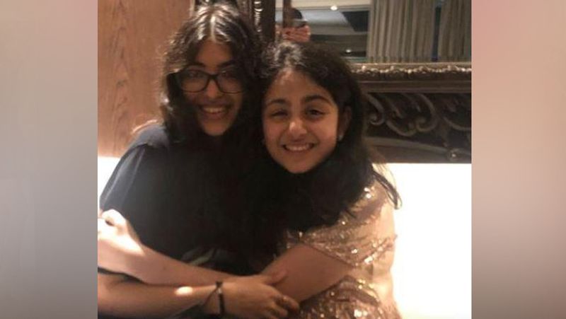 नानी के बर्थडे सेलिब्रेशन में बेहद खुश नजर आई करिश्मा की बेटी समायरा और रिद्धिमा की बेटी समारा।