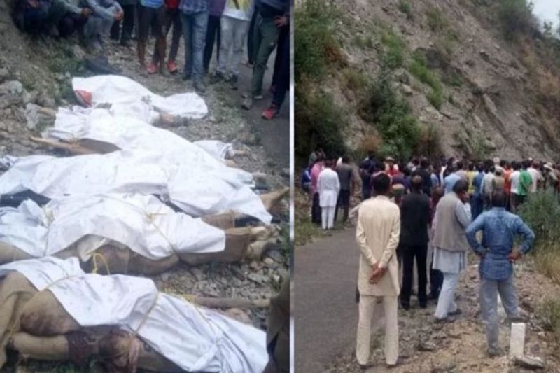दरअसल, यह भीषण एक्सीडेंट झालावाड़ जिले के मंडावर थाना क्षेत्र में बुधवार देर रात हुआ। जहां एक दिहाड़ी मजदूरी करके पेट पालने वाला परिवार सड़क किनारे झोपड़ी में रहता था। इसी दौरान तेज रफ्तार में एक डंपर आया और गहरी नींद में सो रहे पूरे परिवार को मौत की नींद सुला गया। आरोपी चालक मासूम बच्चे और पति-पत्नी को चीखते-चिल्लाते हालत में छोड़कर फरार हो गया।