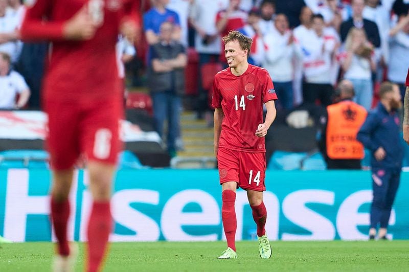 First half
The first half turned out to be the most intense one, as both sides went all-out with their attacks. Of the seven shots attempted, a couple of them turned out to be goals.
After an opening couple of attempts were denied by both the goalkeepers, Mikkel Damsgaard's free-kick effort put Denmark ahead in the 30th minute, while it was an exceptional strike from him. However, nine minutes later, Simon Kjær put the ball into his own net, thus helping England draw the equaliser, as the scores stayed level at half-time.
Second half
The following half was relatively composed, as just three promising attempts were made. While Jordan Pickford denied a Danish chance, Kasper Schmeichel denied one from England, as both sides failed to break the deadlock by the full-time whistle.