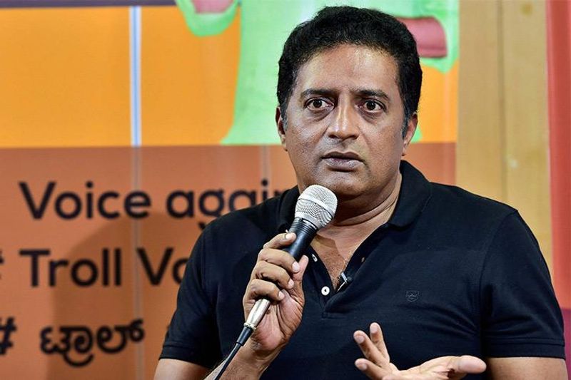 ప్రకాష్ రాజ్ తన ప్యానెల్ని ప్రకటించడంతోపాటు ప్రెస్మీట్ పెట్టి `మా`ఎన్నికలపై రచ్చని రాజేశాడు. లోకల్, నాన్ లోకల్ అనే వివాదాలపై మరింత హాట్ హాట్ చర్చకు కారణమయ్యాడు. దీంతో అనేక అంశాలు తెరపైకి వస్తున్నాయి. ప్రస్తుతం `మా`కి గౌరవం తగ్గిపోయిందని తాను ఆ గౌరవాన్ని తీసుకొస్తామని తెలిపారు.