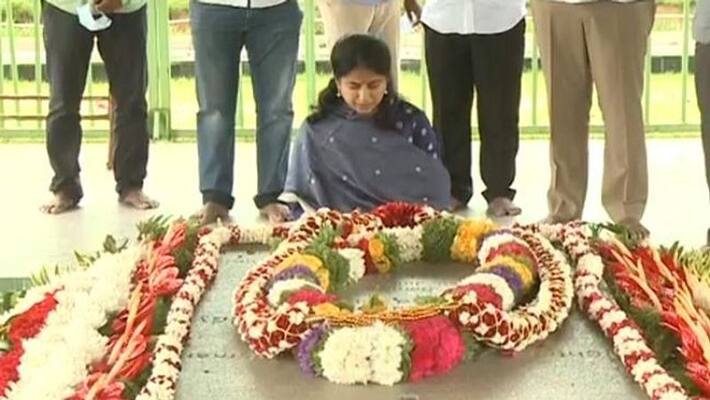 YS Bharathi pays tribute to YSR - bsb YS Bharathi pays tribute to YSR - bsb