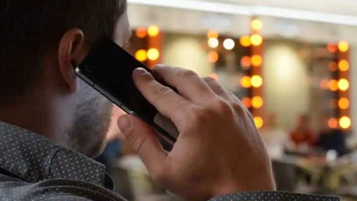 Bomb threat call to a prominent hotel in Mumbai, caller demands Rs 5 crore to defuse bombs Bomb threat call to a prominent hotel in Mumbai, caller demands Rs 5 crore to defuse bombs