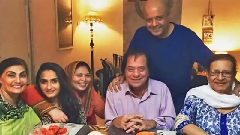 उनकी पहली पत्नी का नाम नसीम बेगम, दूसरी पत्नी का नाम सुघरा बेगम और तीसरी पत्नी का नाजिमा है। तीन बीवियों से जगदीप के 6 बच्चे हैं। पहली पत्नी नसीम बेगम से उनके तीन बच्चे हुए, जिनके नाम हुसैन जाफरी, शकीरा शफी और सुरैया जाफरी हैं।
