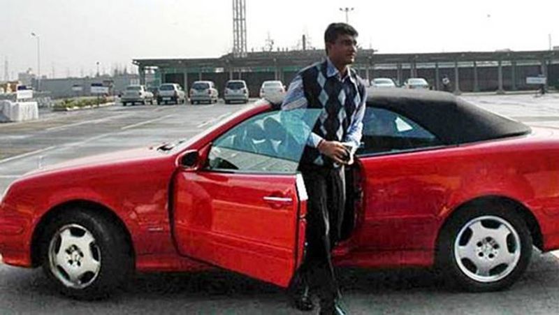 ಮರ್ಸಿಡಿಸ್ ಬೆಂಜ್ ಸಿಎಲ್ಕೆ 230 (Mercedes-Benz CLK 230):
ಬಂಗಾಳದ ಟೈಗರ್ 20 ಮರ್ಸಿಡಿಸ್ ಬೆಂಜ್ ಕಾರುಗಳನ್ನು ಹೊಂದಿದ್ದಾರೆ. ಇವುಗಳಲ್ಲಿ ಮರ್ಸಿಡಿಸ್ ಬೆಂಜ್ ಸಿಎಲ್ಕೆ 230 ಕನ್ವರ್ಟಿಬಲ್ ಸಖತ್ ಫೇಮಸ್. ದಾದಾರ ನೆಚ್ಚಿನ ಕಾರುಗಳಲ್ಲಿ ಒಂದಾಗಿದೆ. ಈ ಕಾರನ್ನು 46.55 ಲಕ್ಷ ಬೆಲೆಗೆ ಖರೀದಿಸಿದರು.
