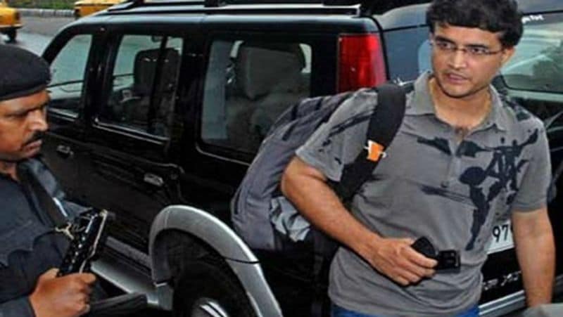 ಫೋರ್ಡ್ ಎಂಡೀವರ್ (Ford Endeavour):
ಸೌರವ್ ಗಂಗೂಲಿ ಅವರು ಫೋರ್ಡ್ ಎಂಡೀವರ್ ಅನ್ನು ಸಹ ಹೊಂದಿದ್ದಾರೆ. ಈ ಕಾರನ್ನು ಅವರ ದೈನಂದಿನ ಬಳಕೆಗಾಗಿ ಬಳಸುತ್ತಾರೆ. ಇದರ ಬೆಲೆ 29.55 ಲಕ್ಷ ರೂ.
