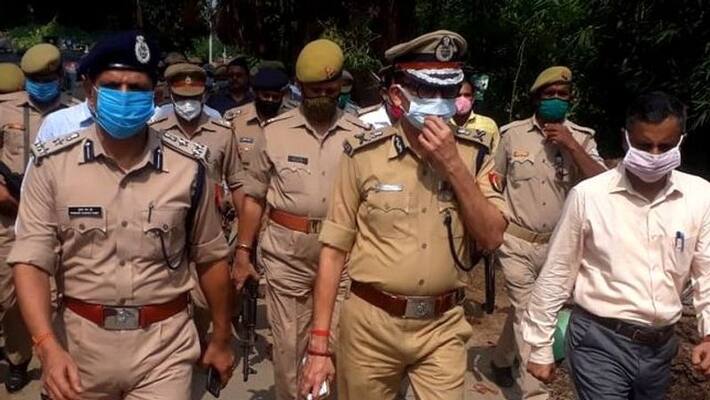 Students of Asutosh and Syamaprasad College Clashed infront of Bhawanipore Police station RTB Students of Asutosh and Syamaprasad College Clashed infront of Bhawanipore Police station RTB