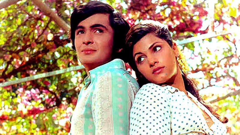 ऋषि कपूर 1973 में आई फिल्म बॉबी में डिंपल कपाड़िया के साथ नजर आए थे। दोनों की यह डेब्यू बॉक्सऑफिस पर ब्लॉकबस्टर साबित हुई थी। खबरों की मानें तो साथ काम करते-करते ऋषि, डिंपल को चाहने लगे थे। लेकिन यह किस्सा आगे नहीं बढ़ पाया।