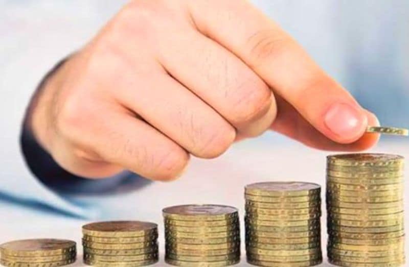 1000 रुपए को 26 लाख में कैसे बदलें?
एक हाजर रुपए को 26 लाख रुपए में बदलने के लिए आपको कुछ नियमों का पालन करना होगा। सबसे पहले आपको कम उम्र में निवेश शुरू करना होगा। मान लीजिए आपने बीस साल की उम्र में निवेश शुरू किया। तो साठ साल की उम्र तक आसानी से खाता चला सकते हैं। छोटी रकम को बड़ी रकम में बदलने के लिए चालीस साल का समय बहुत है। 