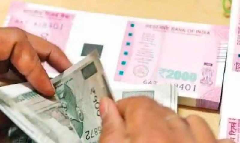 4- PPF को तीसरी बार बढ़ाएं
पीपीएफ से बड़ा रिटर्न पाने के लिए तीसरी बार भी 5 साल के लिए टर्म बढ़ा दें। फिर हर महीने 1000 रुपए जमा करते रहें। ऐसा करते करते आपको 30 साल पूरे हो जाएंगे। तब रिटर्न राशि 12.36 लाख रुपए हो जाएगी। 