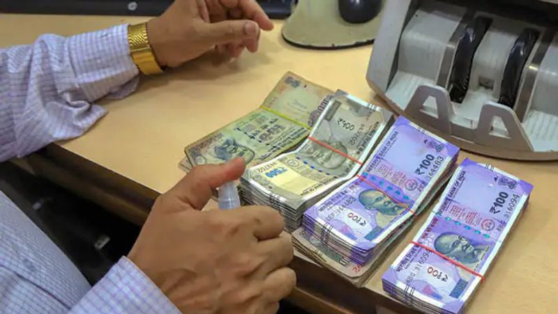 पीपीएफ में कैसे निवेश करें?
पीपीएफ में निवेश करने से पहले आपको पीपीएफ खाता खुलवाना होगा। आप किसी भी बैंक में जाकर ये खाता खुलवा सकते हैं। फिर हर महीने उसमें पैसा जमा करते रहिए। याद रखिए कि पीपीएफ खाता 15 साल बाद भी पूरा होता है। फिर 5-5 साल के लिए उसे बढ़ा सकते हैं या फिर खाता बंद करवा सकते हैं।
